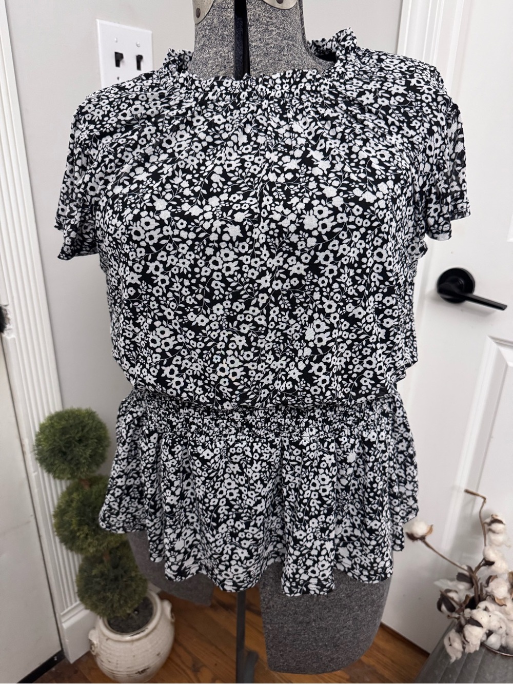 Women’s So It Is Black & White Floral Peplum Short Sleeve Top Large